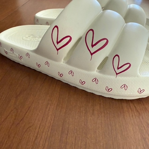 Skechers x J Goldcrown Women's Arch Fit Horizon Heart Print Foamies,Off White,11 - Picture 12 of 14